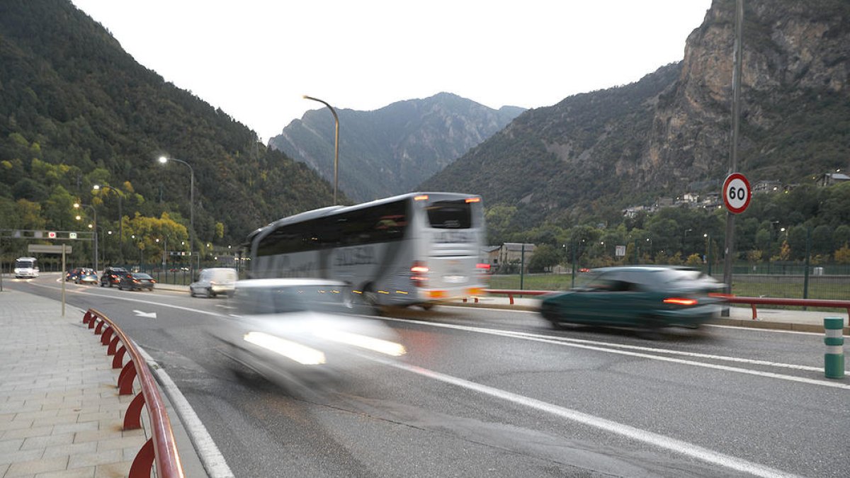 El motorista ferit dijous a la capital segueix en estat crític