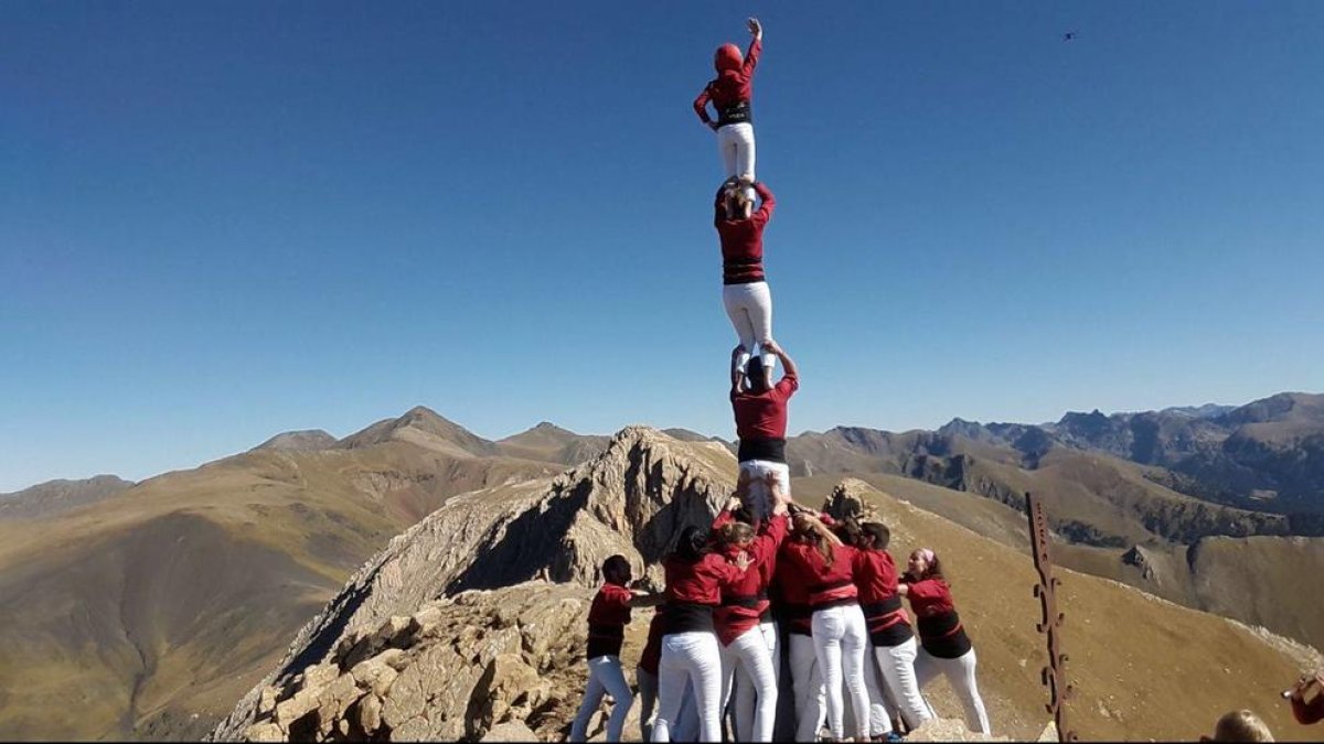 Els castellers fan un pilar de quatre al Casamanya