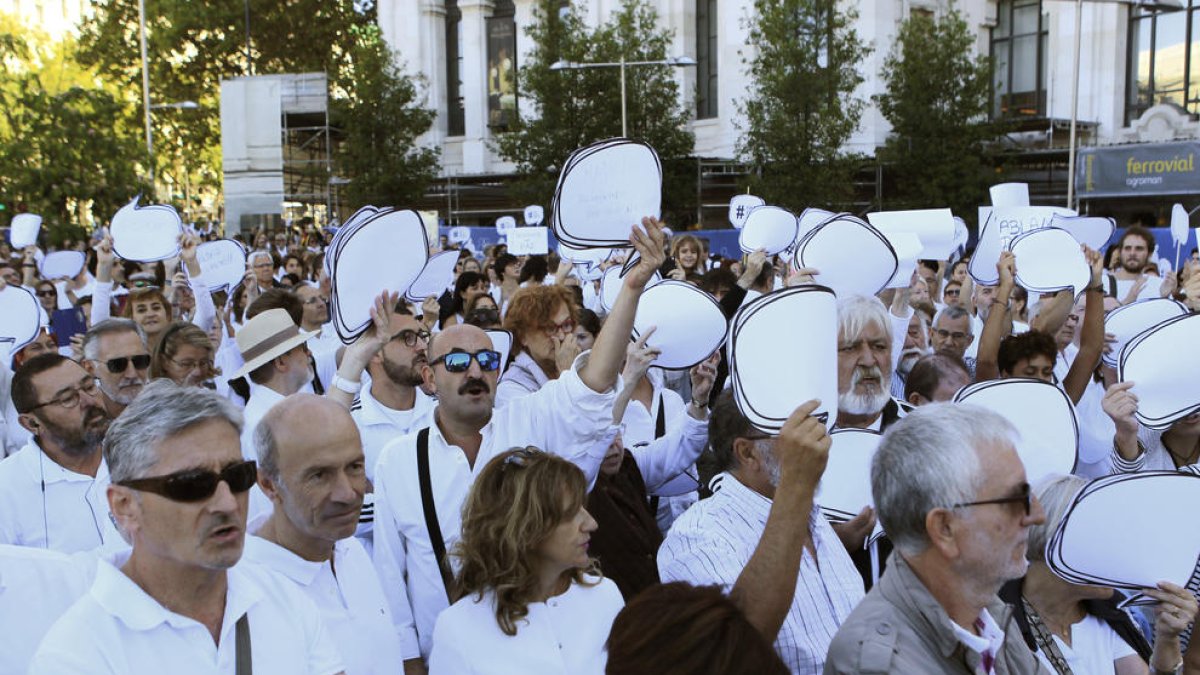 Concentracions de blanc i sense banderes pel diàleg a Catalunya