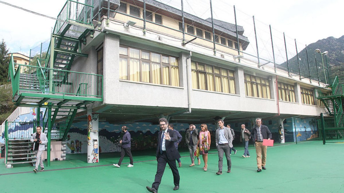 Jover ofereix els edificis de l'escola espanyola als altres sistemes educatius