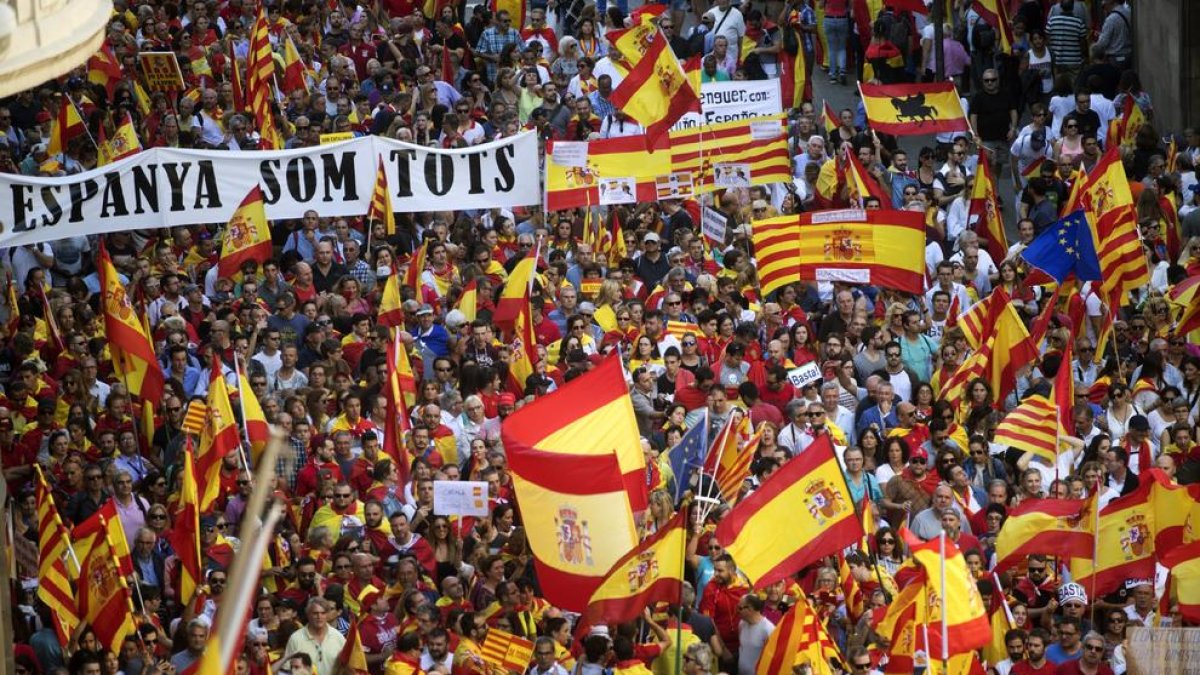Milers de persones es manifesten a Barcelona per la unitat d'Espanya