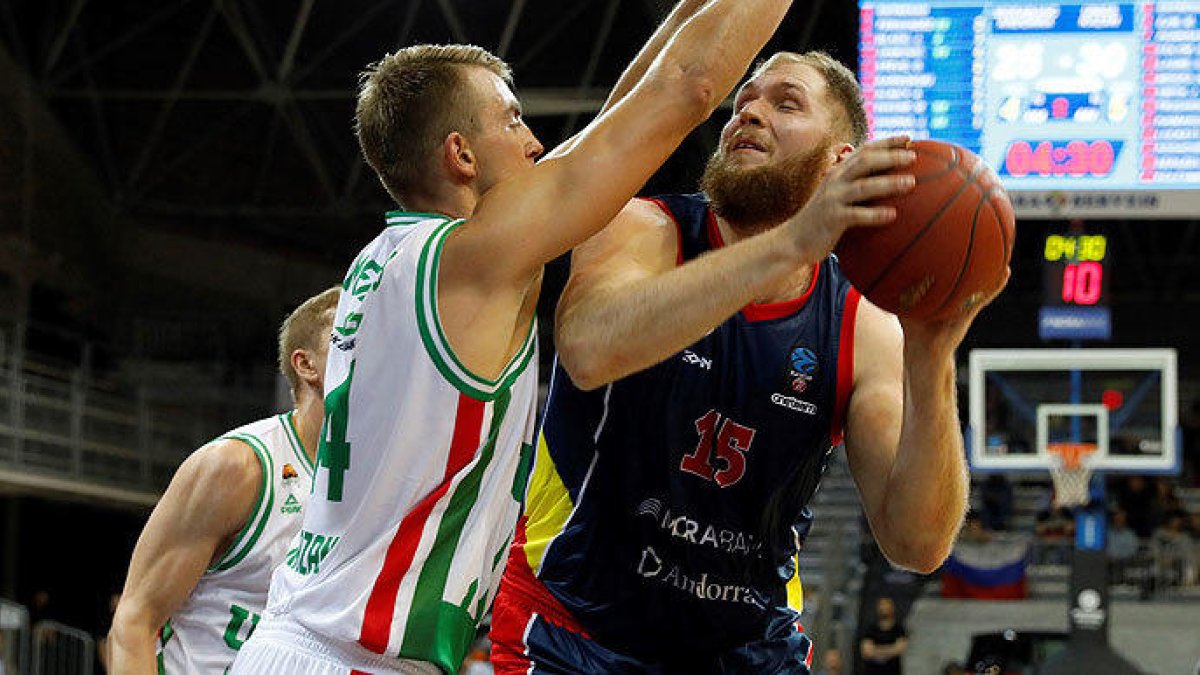 Karnowksi mira a cistella, en el duel contra l'Unicz Kazan.