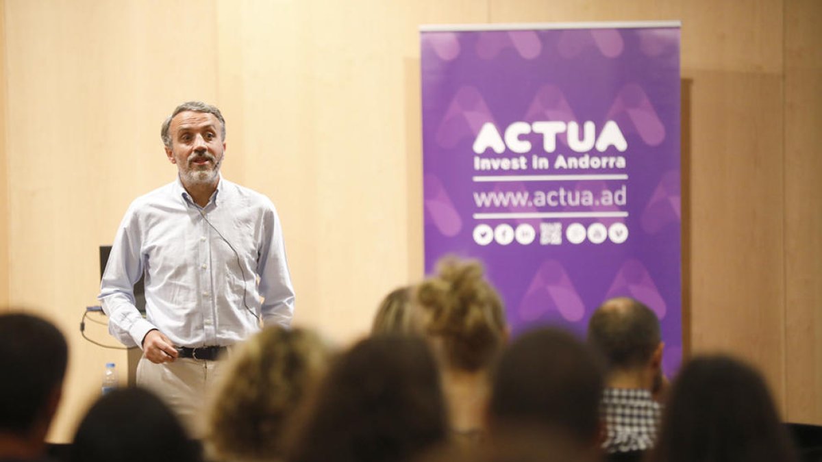 Èxit de la ponència de l'ex-'community' de la policia