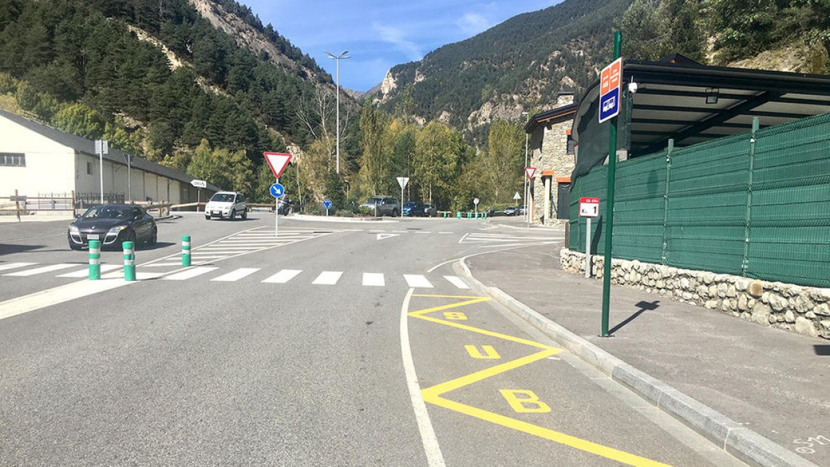El comú instal·la una parada de bus a la zona industrial