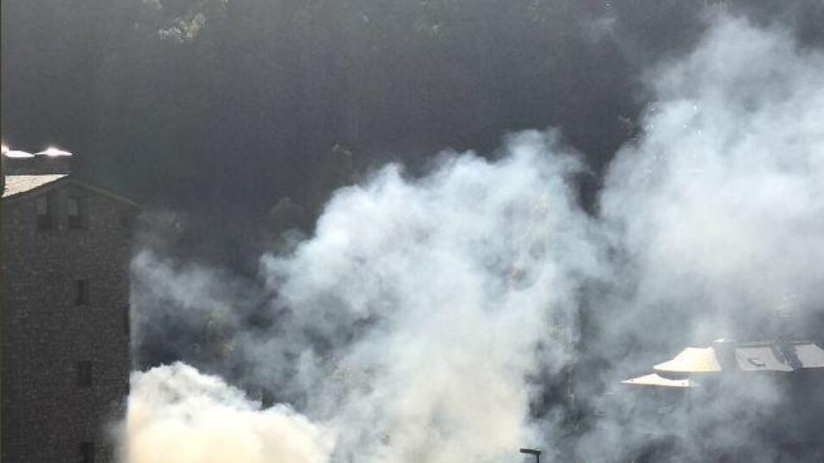 Un cotxe s'incendia i obliga a tallar la carretera de l'obac