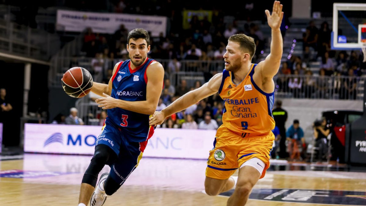 Jaime Fernández prova una penetració a cistella, en el primer triomf del MoraBanc.