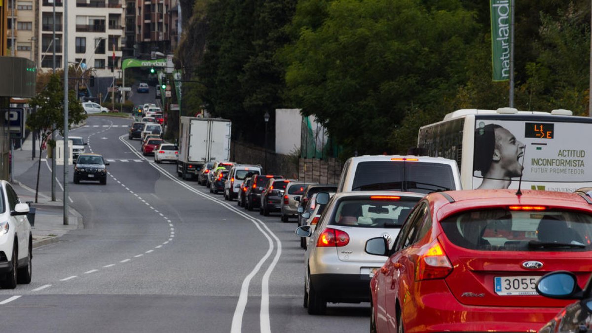 Gairebé 60.000 vehicles entren al país pel pont del 12 d'octubre, 4.000 més dels previstos