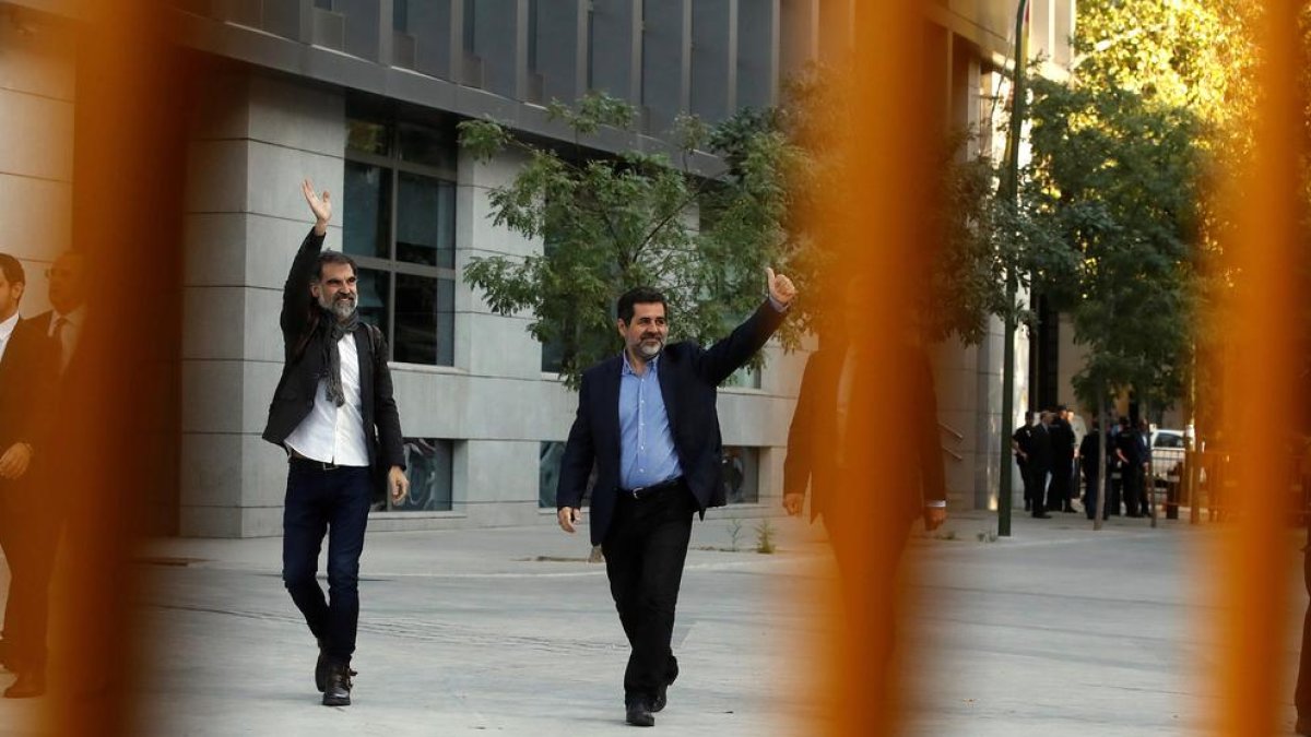 La jutge decreta presó sense fiança per a Sànchez i Cuixart per sedició
