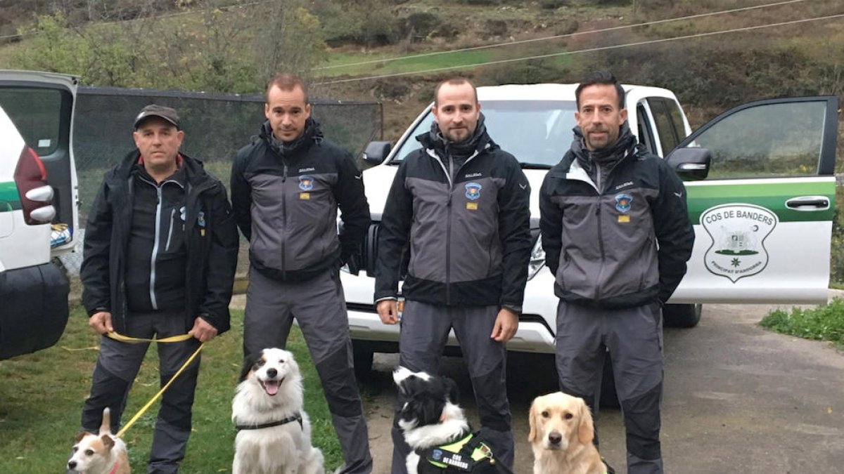 Els banders fan una demostració de recerca de truites amb gossos