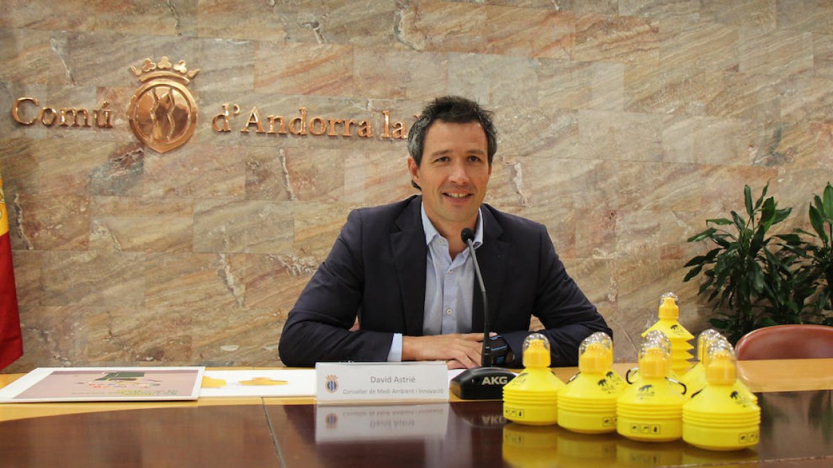 El comú obligarà els propietaris de gossos a ruixar les miccions