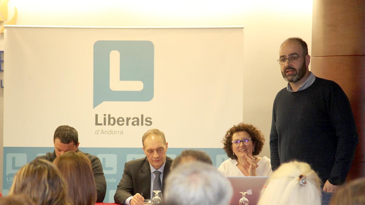 Rossell es disculpa i segueix de secretari general de Ld'A