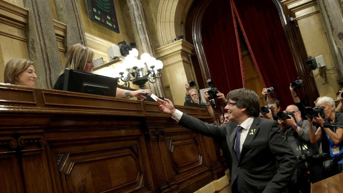 El Parlament declara la independència i aprova obrir