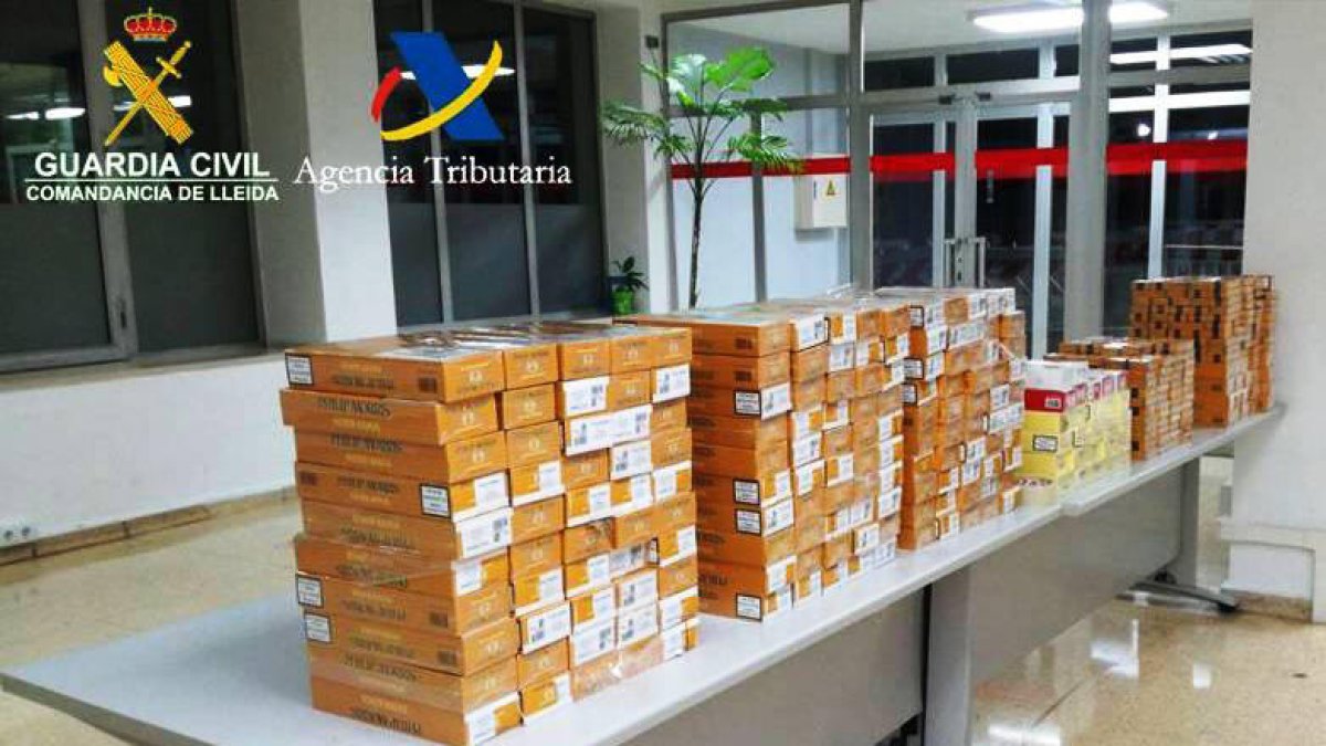 Detenen un home de 43 anys a Civís per portar 4.550 paquets de tabac de contraban al cotxe