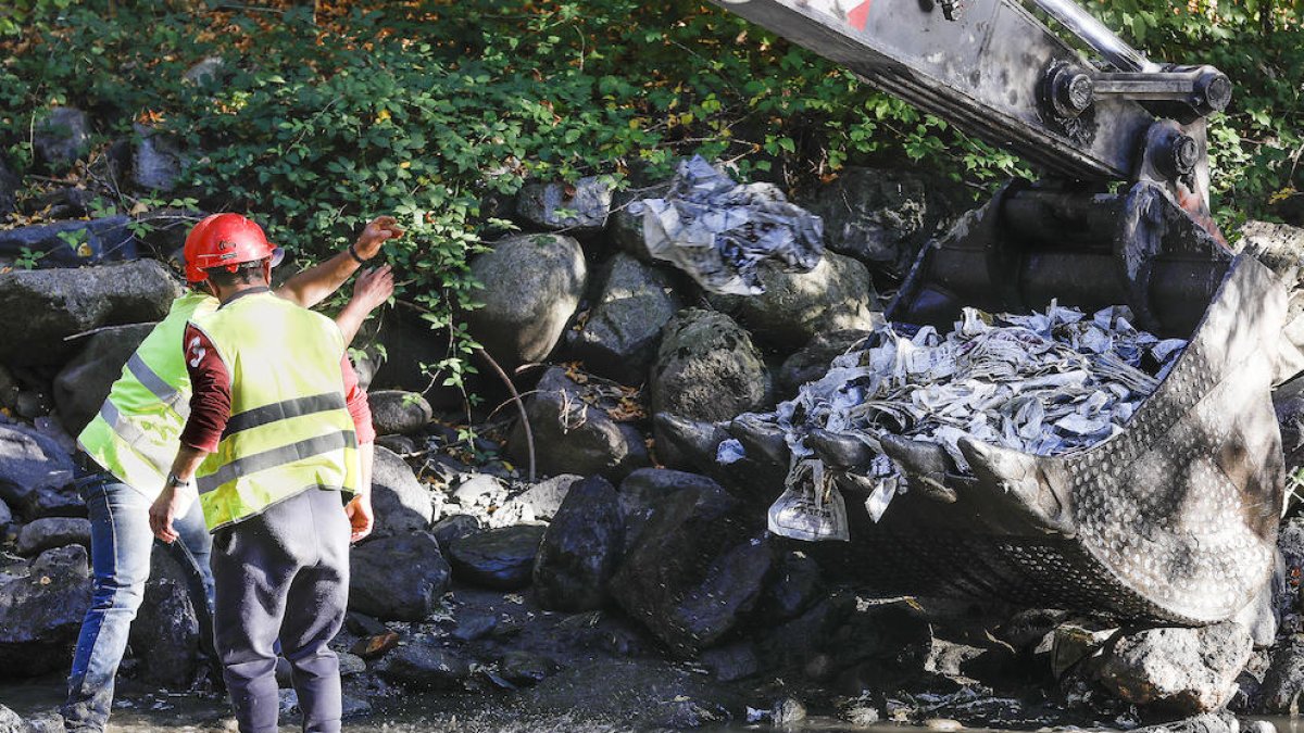 Les obres del ràfting treuen dos camions de brossa del riu Valira