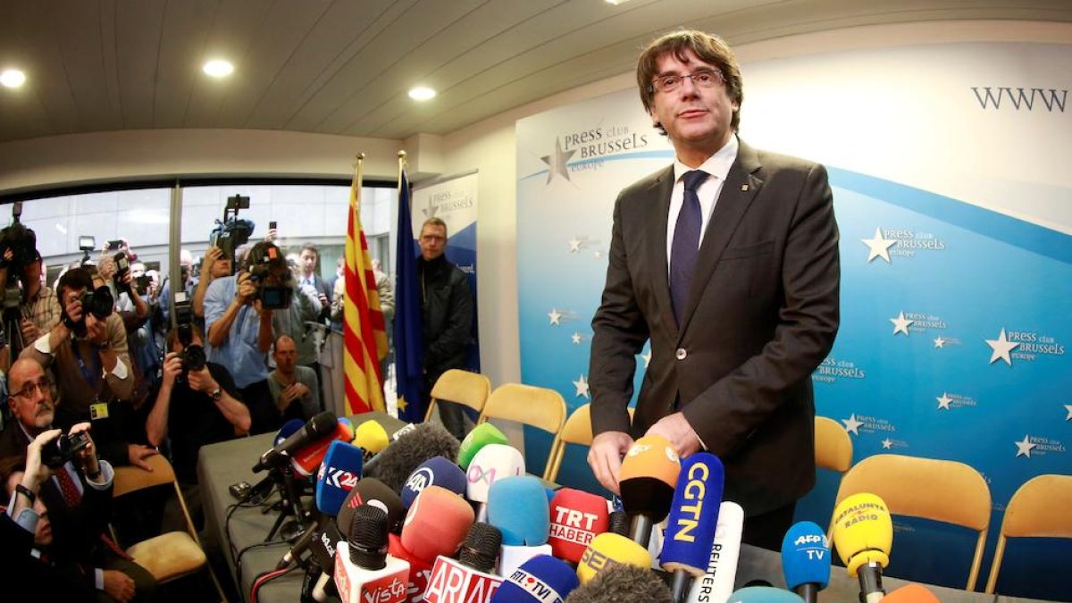 Puigdemont no demana asil i repta al govern central a acceptar el resultat del 21-D