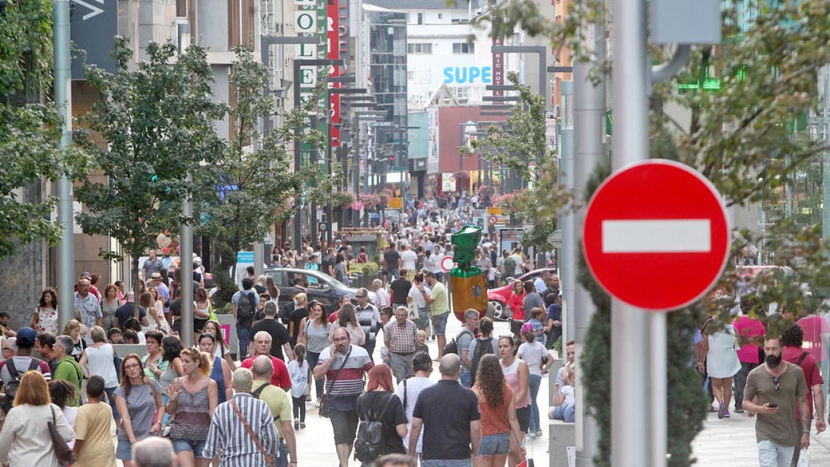 Acord per posar pilons de protecció a l'eix comercial