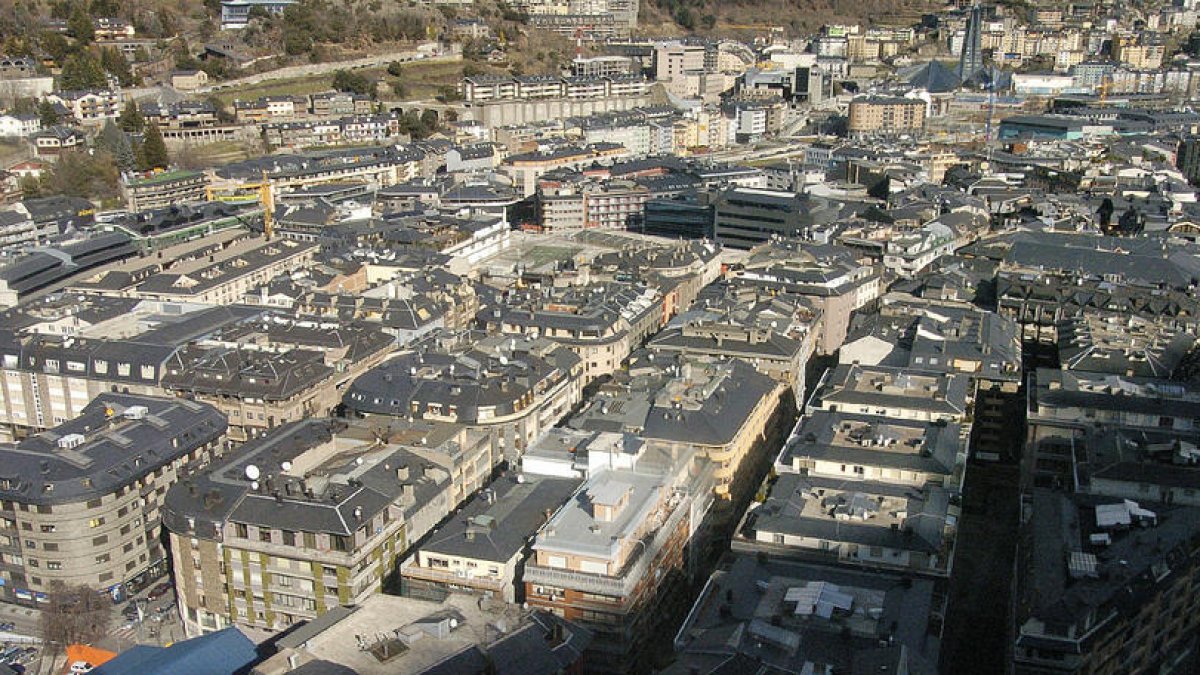 Govern estudiarà solucions per als milers de pisos dels no residents