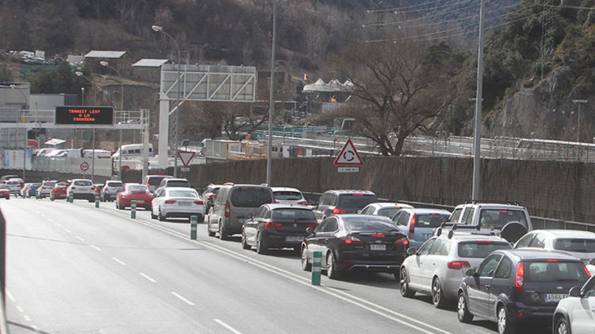 2,5 quilòmetres de cua de sortida a la frontera