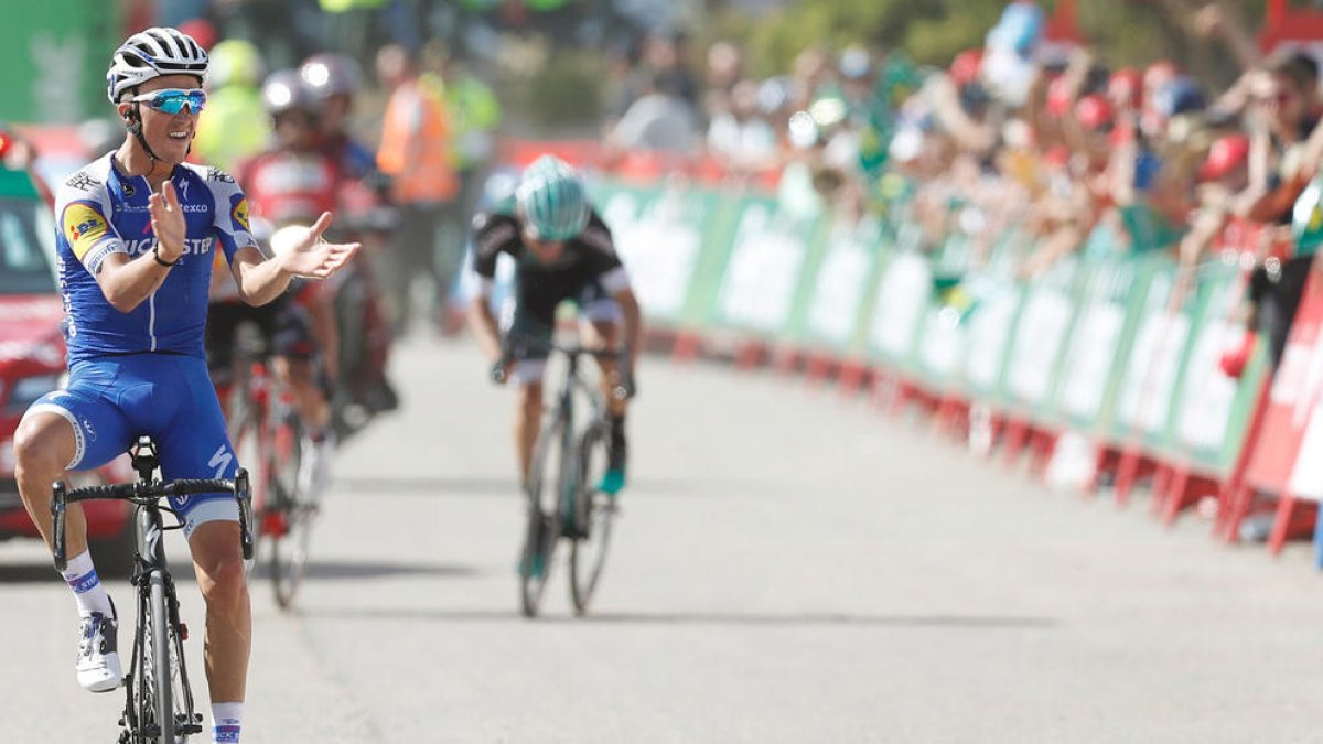 Alaphilippe s'endú l'etapa i Froome revoluciona la cursa