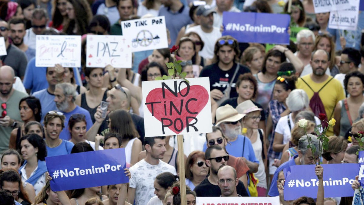 Mig milió de persones es manifesten  a Barcelona contra el terrorisme