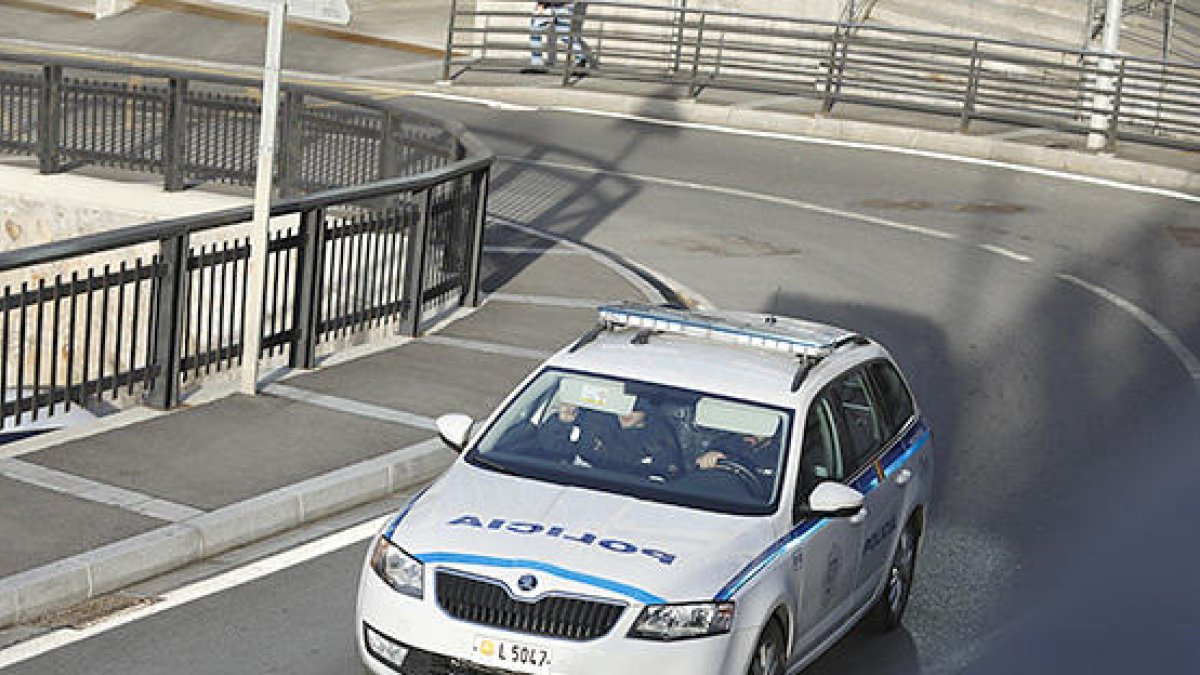 Detenen un treballador d'un restaurant per donar un cop de puny a un company