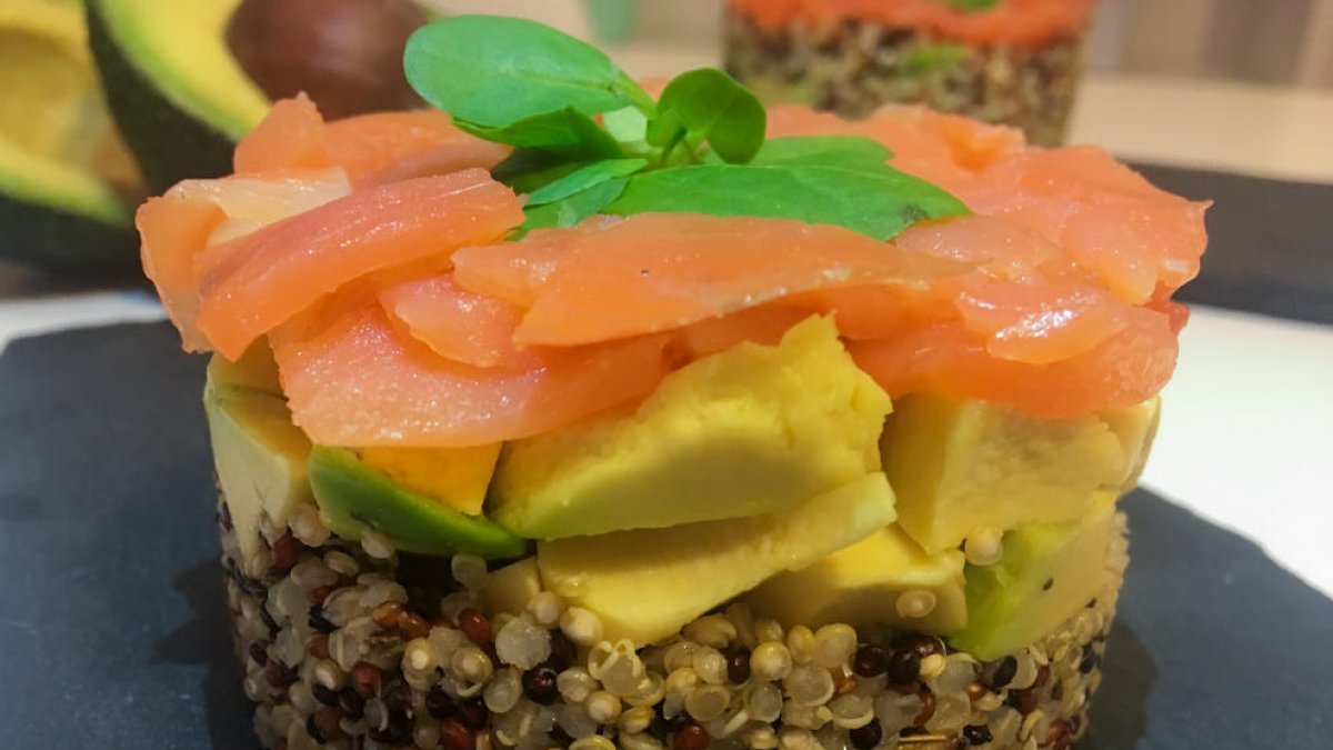 Amanida de quinoa, alvocat i salmó