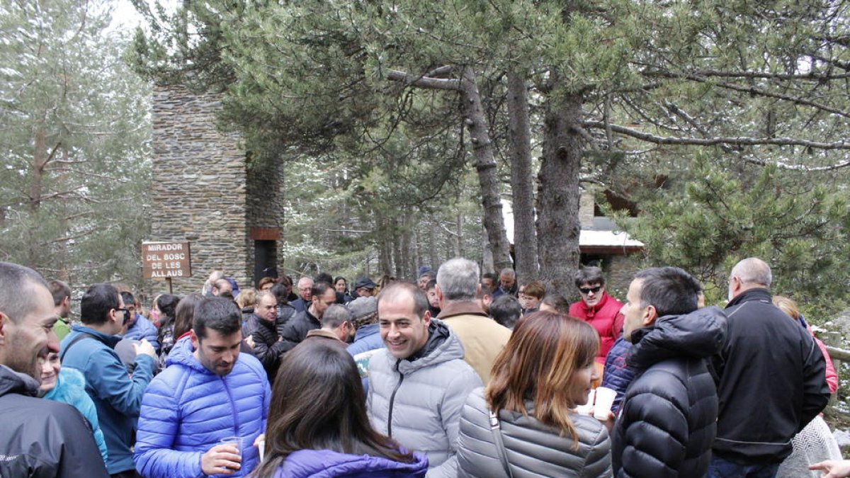 L'aperitiu fora de l'església ha estat marcat pel fred