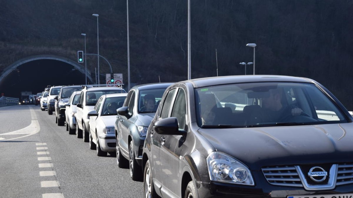 16 quilòmetres de cues per accedir al país des d'Espanya
