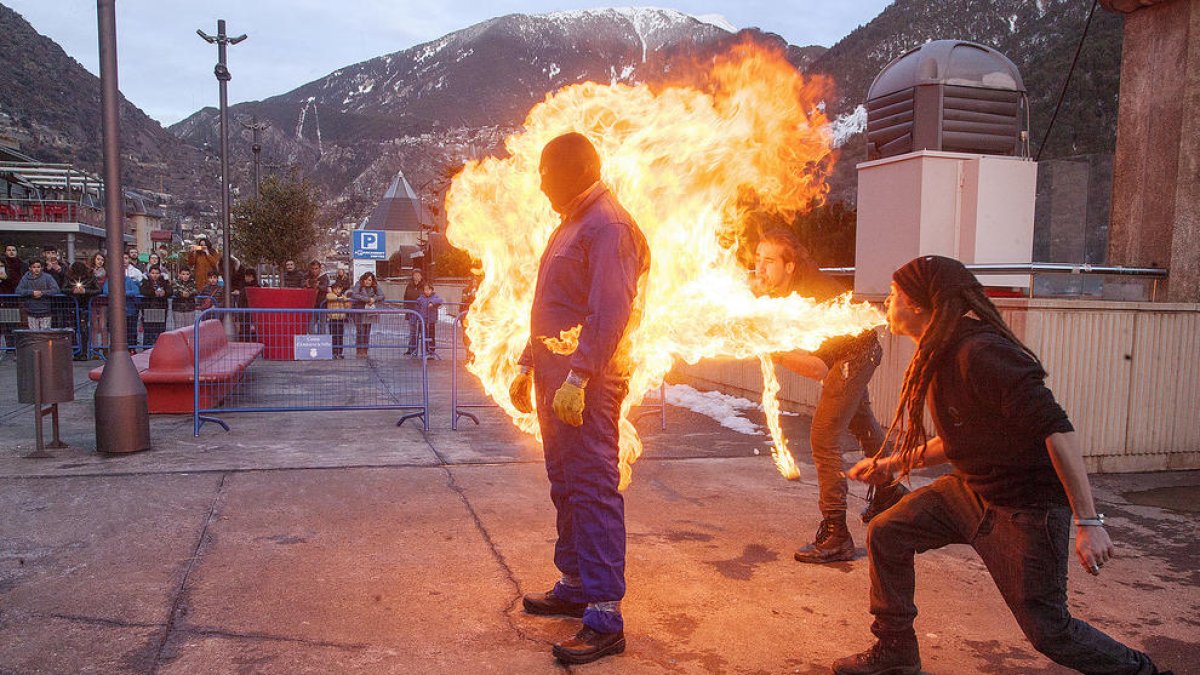 Bateig de foc de l'escola d'especialistes de cinema Ángel Plana