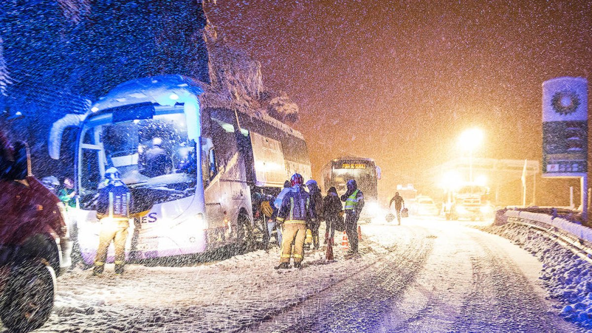 Atrapat per la neu un bus amb cinquanta nens