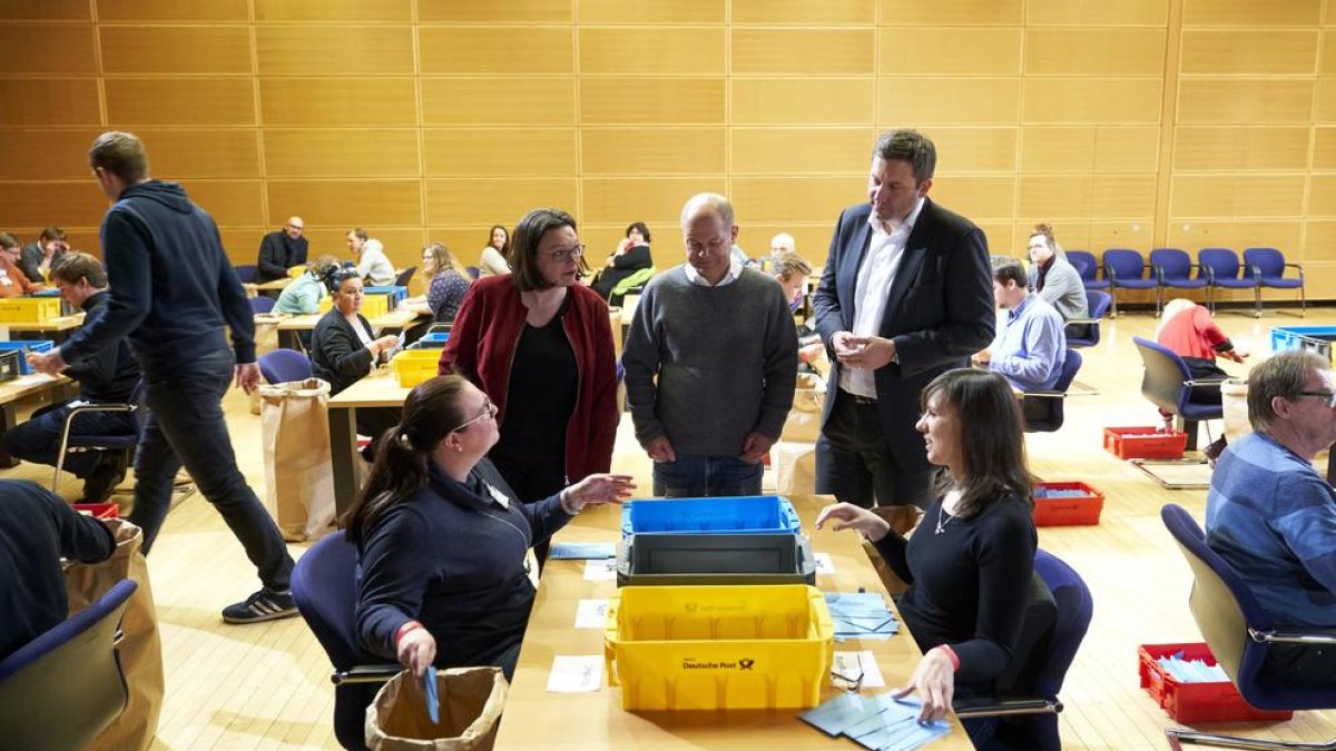 L'SPD avala reeditar el pacte amb Angela Merkel