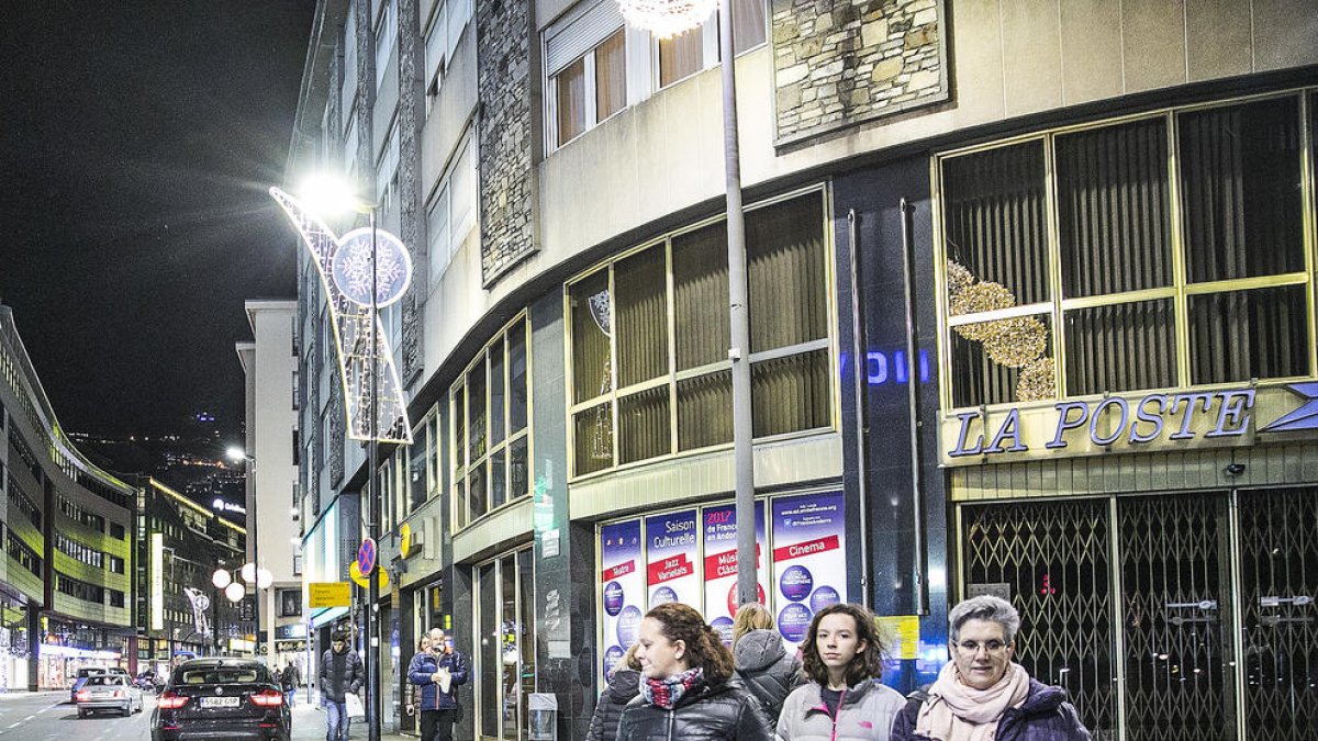 La gent gran troba inconvenient la supressió de la parada de La Poste
