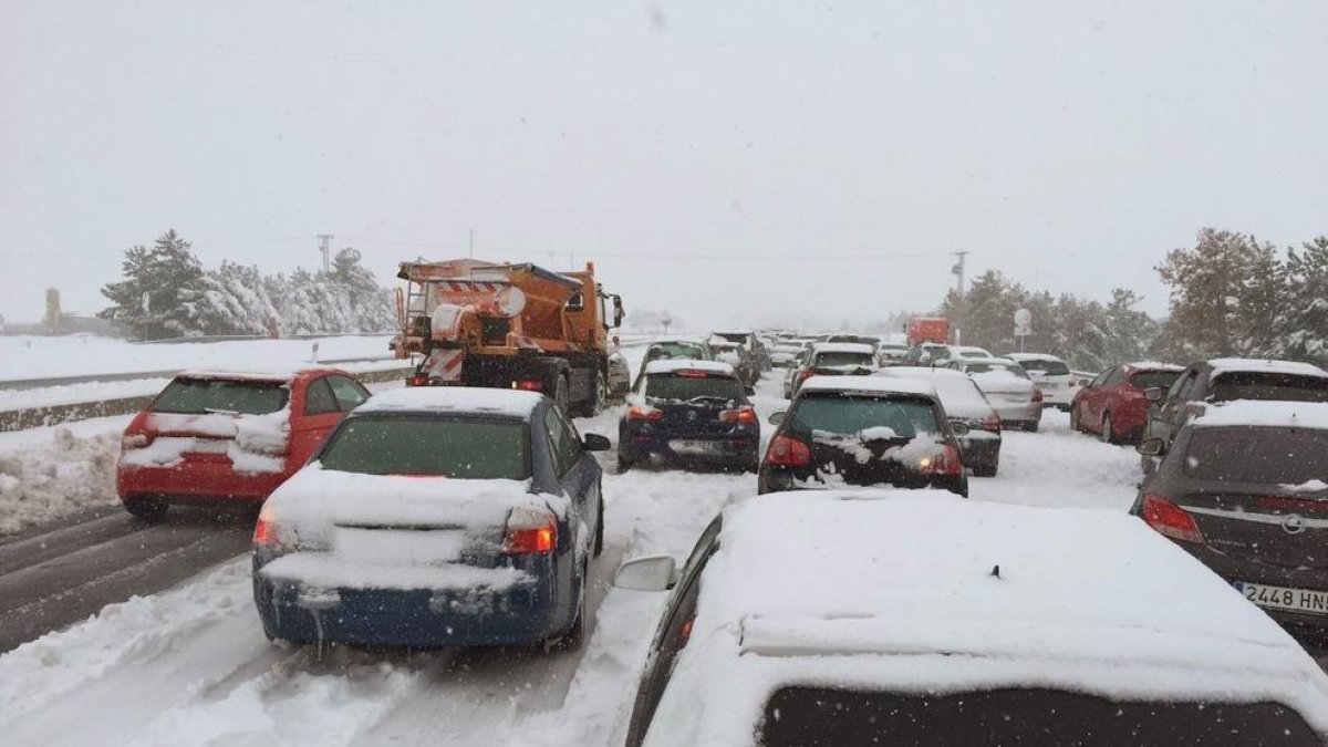 L'exèrcit rescata els cotxes atrapats a l'AP-6 després de divuit hores