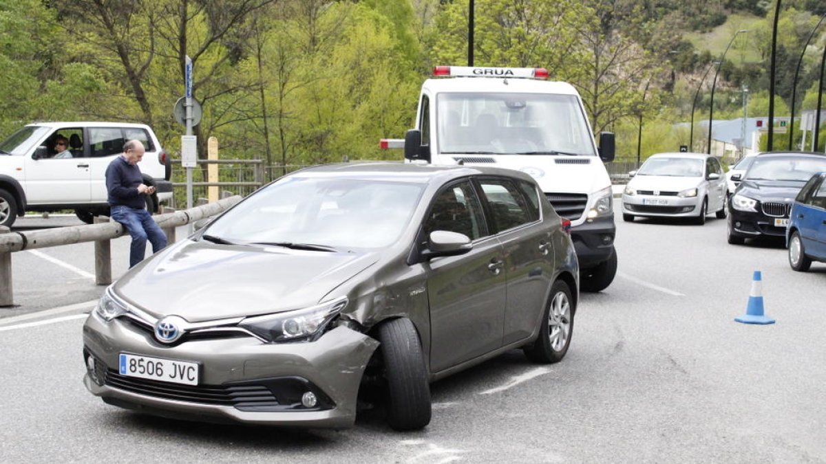 Un motorista, en observació per una fractura costal i quatre ferits lleus en accidents