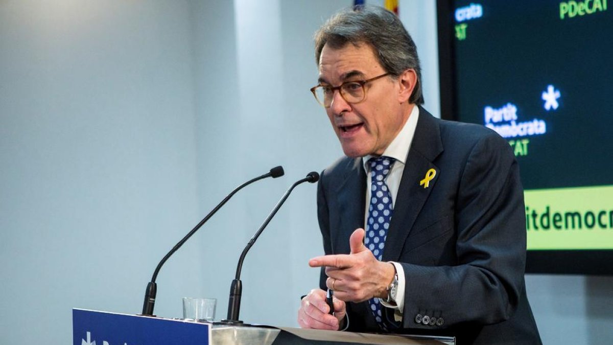 Artur Mas fa “un altre pas al costat” i deixa la presidència del PDeCAT