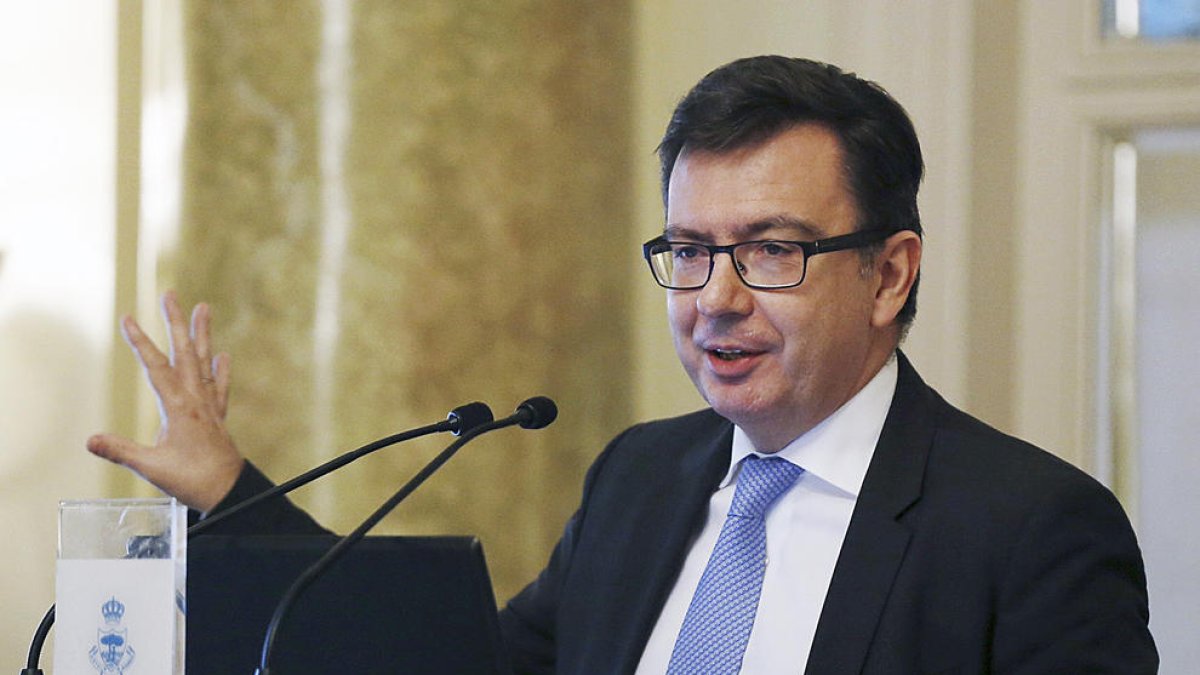 Román Escolano pren el relleu de Luis de Guindos