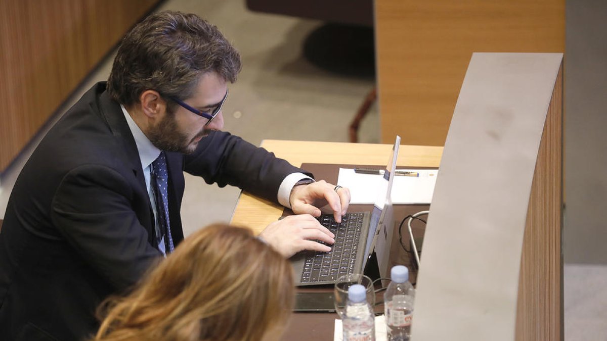 Jover vol millorar la formació en el comerç