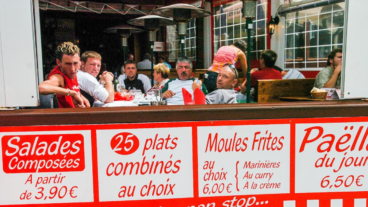 La meitat dels negocis del Pas de la Casa retolen només en francès