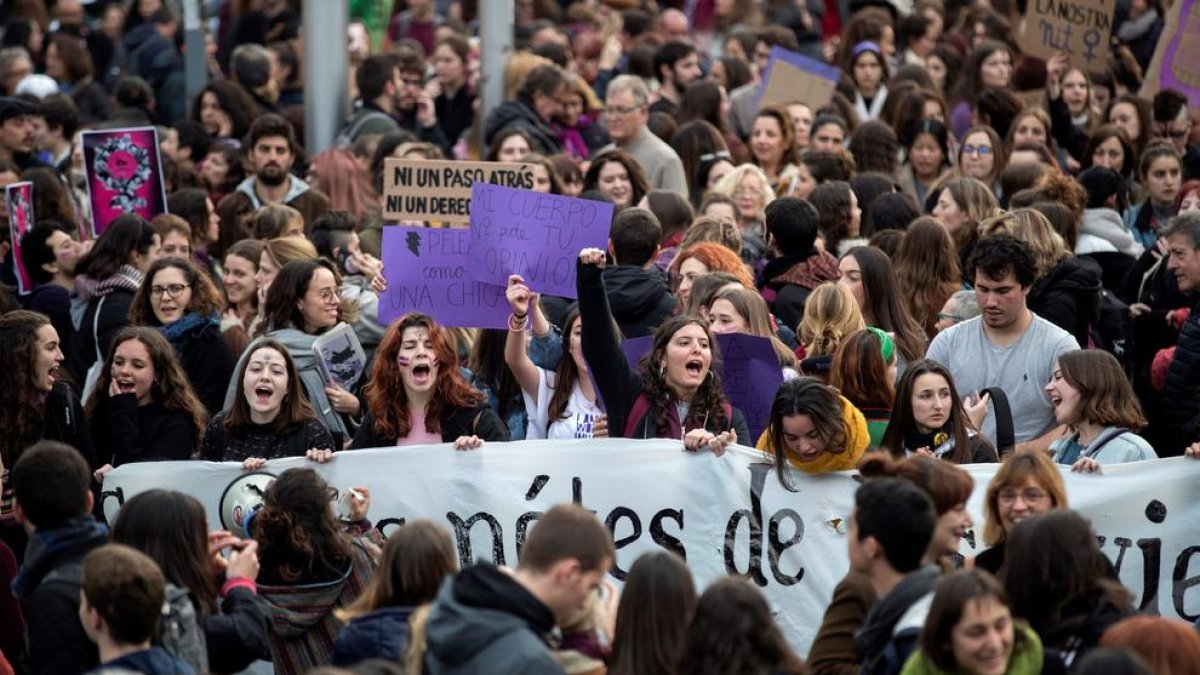 Milers de persones prenen el carrer en una vaga feminista històrica