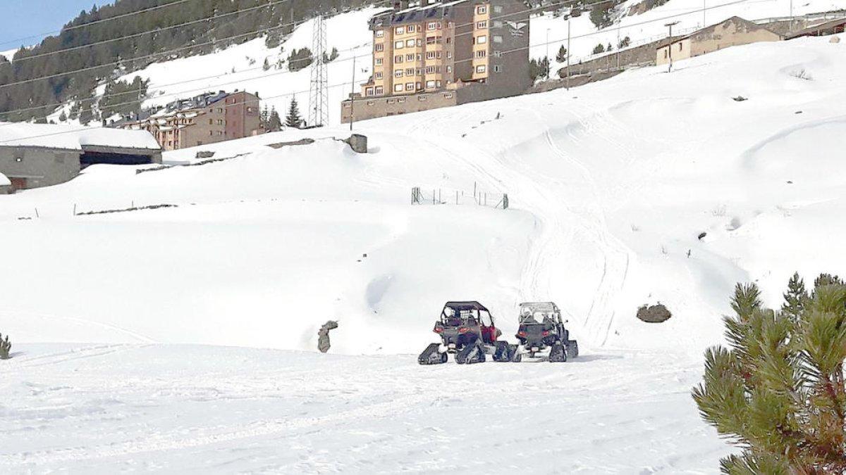 Queixes a les Bordes d'Envalira pel pas de les motos de neu