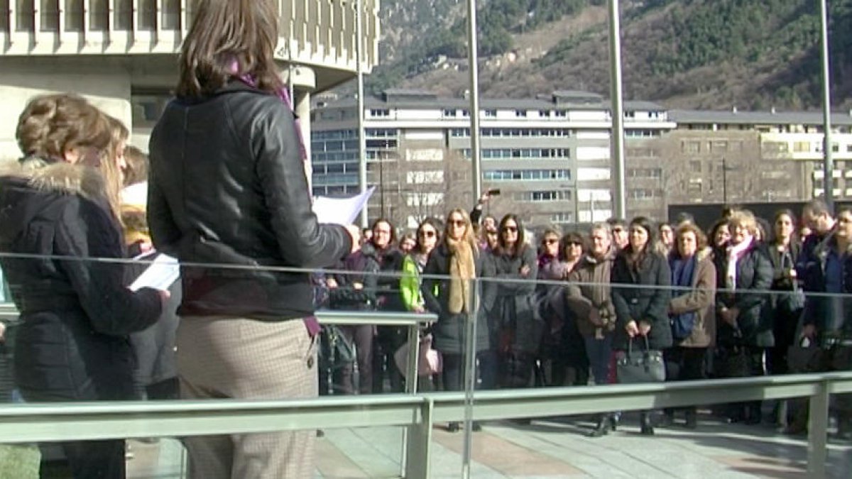 L'USdA demana graelles salarials al sector privat