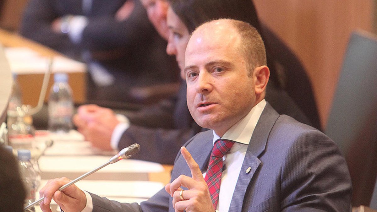 Jordana diu que López “escup verí” per l'estat del grup mixt