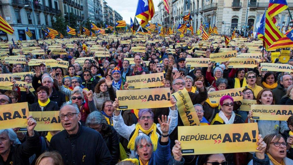 Unes 45.000 persones clamen per un acord de govern