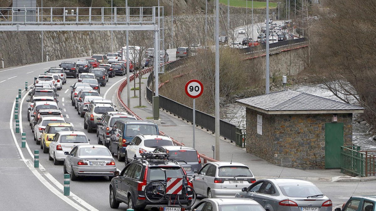 Cues per sortir del país per la frontera del Runer