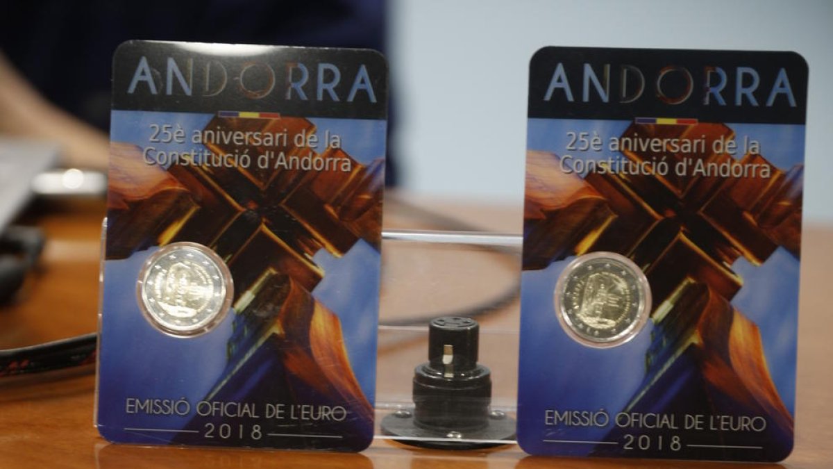 Govern presenta les tres monedes commemoratives de la Constitució