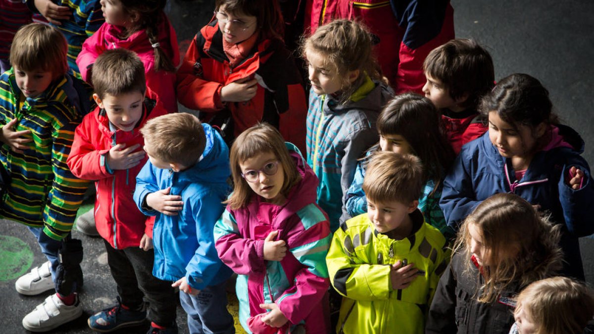 Els escolars canten l'himne nacional pel 25è aniversari de la Constitució