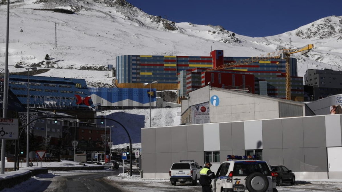 Detingut un turista per ruixar amb gas pebre un edifici del Pas