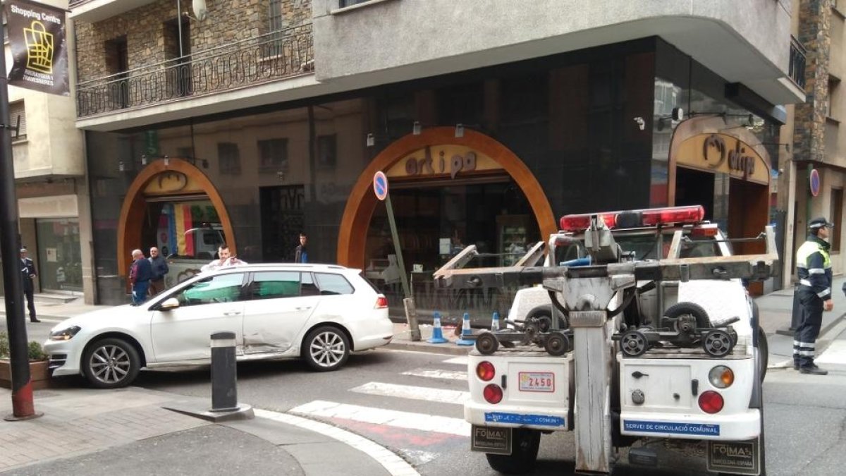 Tall de trànsit per un xoc entre dos cotxes a la capital