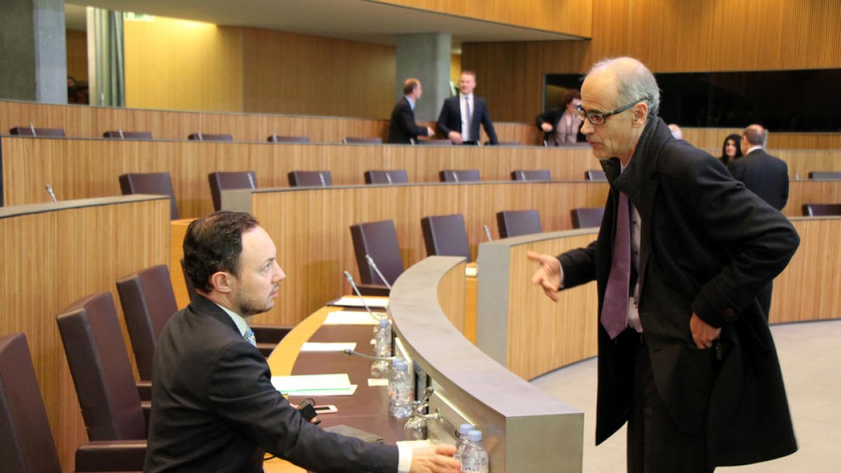 El ministre d'Afers Socials, Justícia i Interior, Xavier Espot, parla amb el cap de Govern, Toni Martí, abans de començar la sessió.