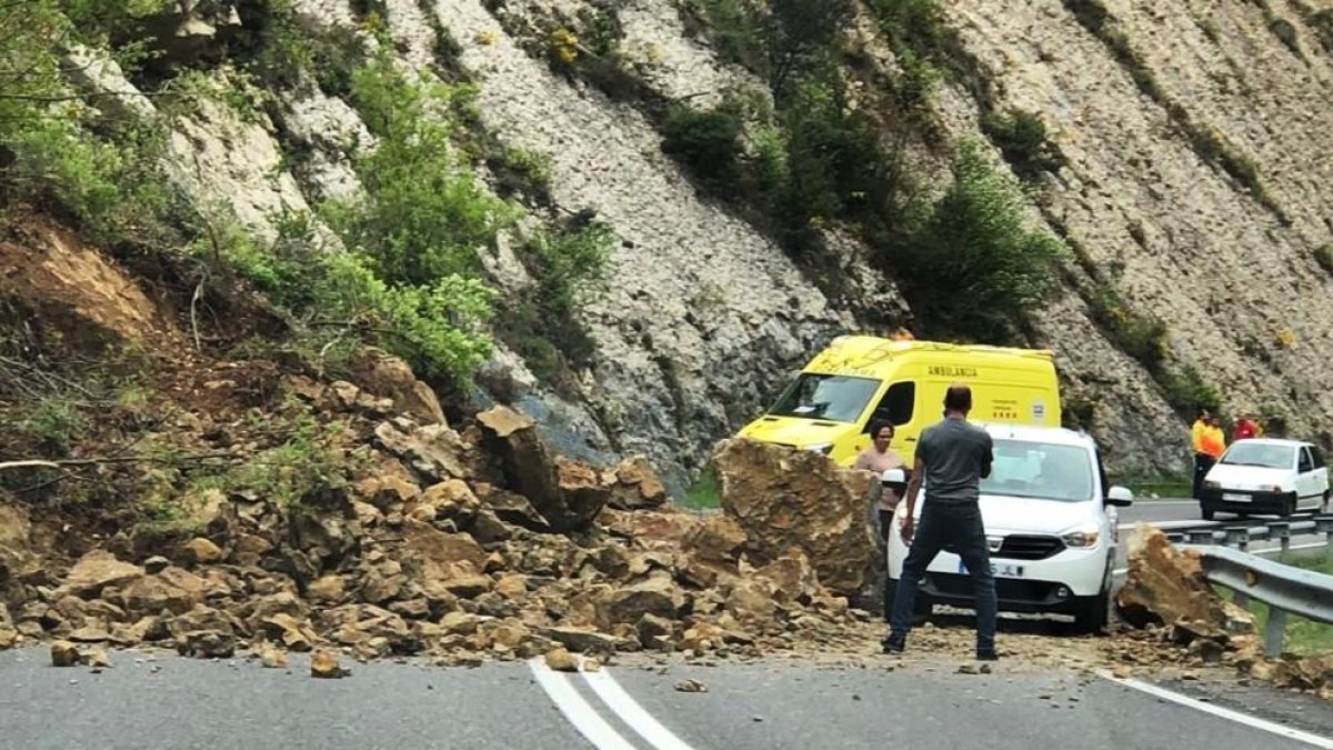 Talls a la carretera C-16 per una esllavissada de roques